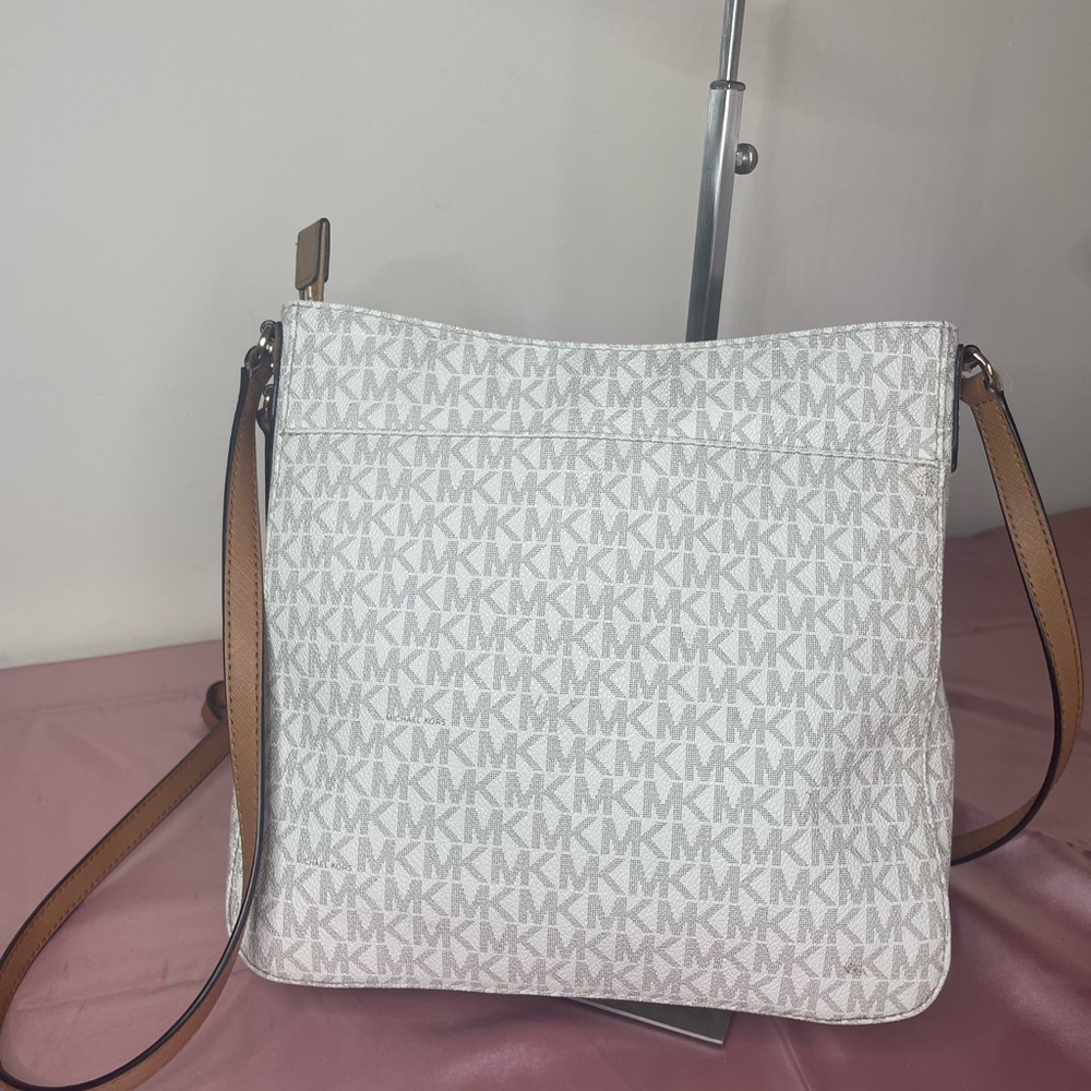 Authentic Michael Kors Purse #047NC Jet Set Travel Large Logo Messenger Bag. - Picture 9 of 13